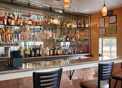 Best Western Plus Silverdale Beach Hotel - Silverdale - Bar