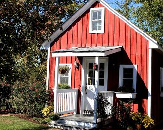 One-Bedroom, One-Bathroom Cottage Rental on a 250-Acre Cattle Farm near Appalachian Trail - Scottsville - Building
