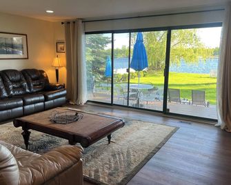 Cass Lk Lakefrnt 3 BR Home; Add'l 3BR Home next dr add'l bking 15 min. to Bham - Waterford - Living room