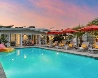 Lloyd by AvantStay Palm Spring Paradise w Pool Large Yard Table Tennis Permit3779 - Palm Springs - Patio
