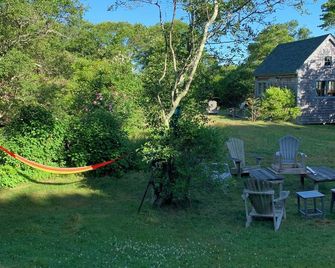 Back to nature—-an Island artist’s cottage… - Block Island - Innenhof