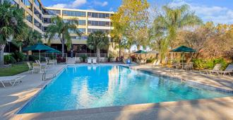 La Quinta Inn & Suites by Wyndham New Orleans Airport - Kenner - Alberca