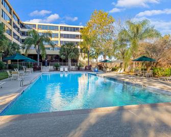 La Quinta Inn & Suites by Wyndham New Orleans Airport - Kenner - Басейн