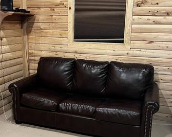 Secluded cabin with loft near a creek. Perfect get a way for relaxation. - Waynesboro - Sala de estar