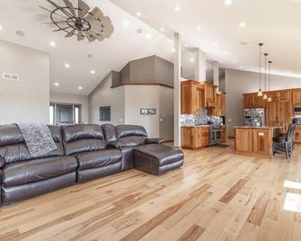 Less than one mile from the ATV Trail with a hot tub on deck to end your day! - Mineral Point - Sala de estar