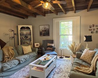 Historic 1855 farmhouse close to concert venue - Hampden - Sala de estar