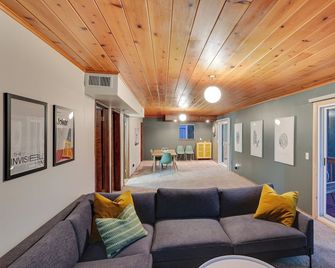 Crestline Cabin: Mountain Views & Fire Pit! - Crestline - Sala de estar