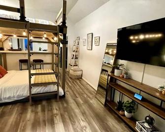 Boho Chic Studio- Full Kitchen + Free Parking - Burbank - Bedroom
