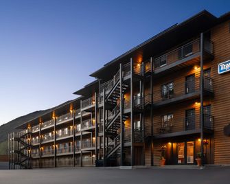 Travelodge by Wyndham Gardiner Yellowstone Park North - Gardiner - Building