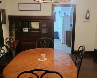 Charming 3-bedroom house with WiFi, AC in peaceful New Hampton - New Hampton - Salle à manger