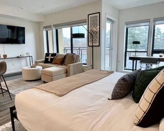 Luxe Downtown W/ View | In-Unit W/D | Work From Home | King Bed | Gigabit Wifi - Walnut Creek - Bedroom
