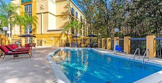 La Quinta Inn & Suites by Wyndham Tampa North I-75 - Tampa - Piscina