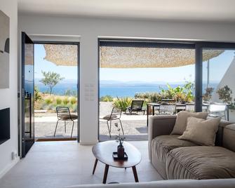 Seafront Luxury Apartment with private beach 1hr from Athens - MBH2 - Халкіда - Вітальня