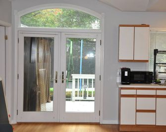 Family-Friendly Retreat w/ Trampoline & Grill - Locust Valley - Cocina