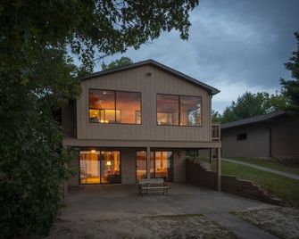 No steps to the lake/sandy beach/hot tub/fireplace/amazing sunsets - Wautoma - Building