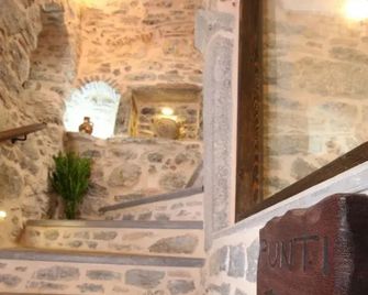 Stoes Traditional Suites - Mesta - Stairs
