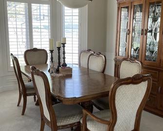 Beautiful & BIG Home with room to play! - Parkville - Comedor