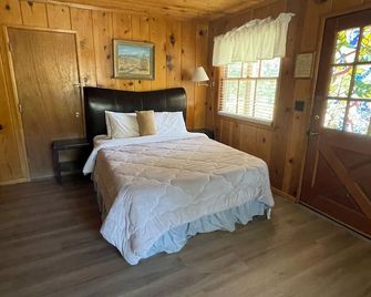 Mountain View Motel & Cabins - Wrightwood - Bedroom
