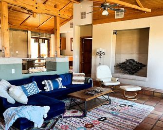Majestic House with Unique Architecture, Forever Views, Pool, Spa, and Game Room - Borrego Springs - Living room