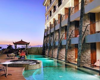 The Batu Hotel & Villas - Batu - Piscina