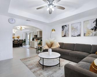 Hot Tub Near Missions Park Dt Yard Bbq Games - San Antonio - Sala de estar