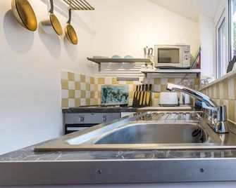 Shell Cottage - 2 Bedroom Holiday Home - Tenby - Tenby - Kitchen