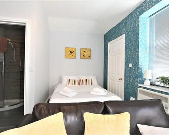 Central Hotel Cheltenham by Roomsbooked - Cheltenham - Bedroom
