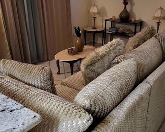 Newly Remodeled! Cozy And Fun! - Lancaster - Living room