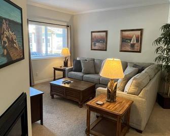 Fully equipped condo available. Discounted longer term stays are available. - Sicamous - Living room