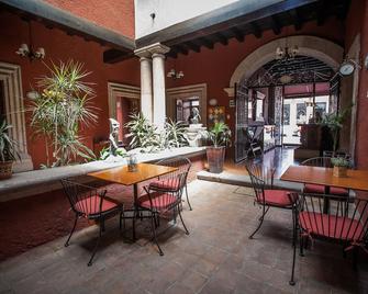 بورتيكو هوتل آند جاليريا - موريليا - شرفة مرصوفة