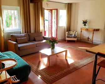 Renovated country house, 8 km from Bourges, all comforts - Saint-Doulchard - Living room
