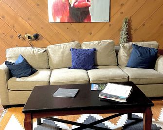 649 Five Star Reviews | Views | Pool Table & Ping Pong | Pet Friendly | Firepit - Helen - Living room