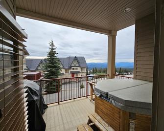 Luxury Townhouse 3BD+Den+Hot Tub+Ski in/out - Big White - Balcón