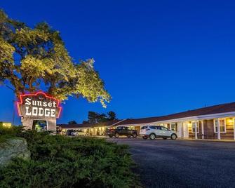 Sunset Lodge Escanaba - Escanaba - Building