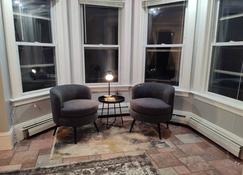 Cozy spacious & newly renovated 2bed near Casinos - New London - Living room