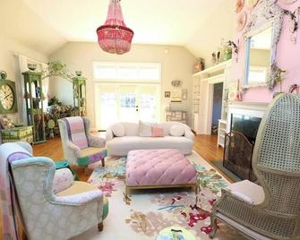Luxury Farm Stay at Glenrose Manor - Wolf Pine Hollow - Hancock - Soggiorno