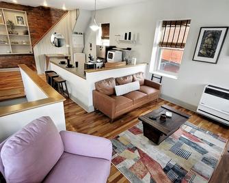 Loft Apartment in Heart of Yuengling Downtown! - Pottsville - Huiskamer