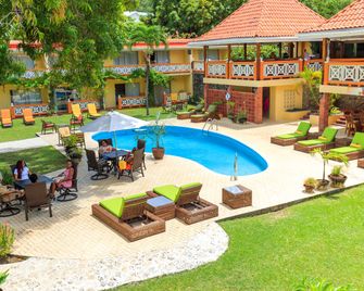 صنسيت شورز بيتش هوتل - كينغستاون - حوض السباحة