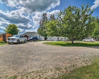 Tiny House Cottage 5 with Crooked Lake Access! - Alanson - Vista del exterior