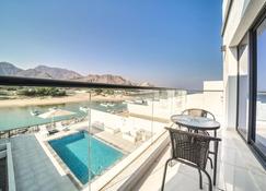 High-end 4BR Villa with Assistant’s Room Al Dana Island, Fujairah by Deluxe Holiday Homes - Fujairah - Pool