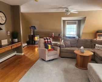 Skiing, snowshoeing, snowmobile/ATV trails, hunting, hiking and kayaking - Rumford - Wohnzimmer