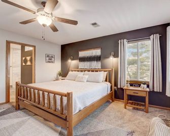 Lakefront Haven for Families Golfers and Girls Trips - Wisconsin Dells - Bedroom