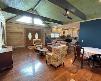 Tobermory Bruce Peninsula Beautiful Cottage - Tobermory - Living room