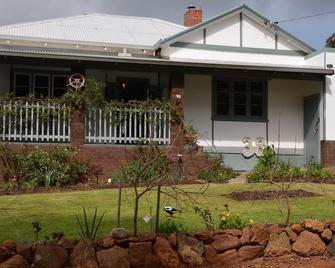 Walnut Cottage - 2 bedroom pet friendly country cottage - Bridgetown - Building