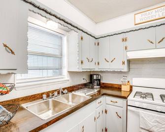 Pet-Friendly Atoka Vacation Rental with Large Yard! - Atoka - Kuchyň
