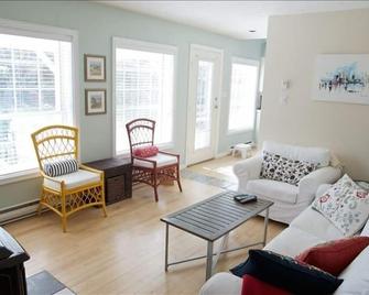 Wine Lovers Oasis! - Your Home Base For Visiting The Okanagan - Naramata - Living room