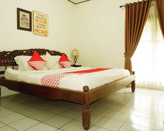 Hotel O Cemara's Homestay - Batu - Quarto