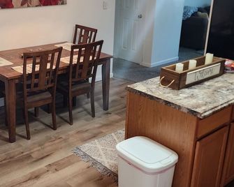 2 large Bdrm 1 bath, living room with eat in kitchen and private deck - Vestal - Essbereich