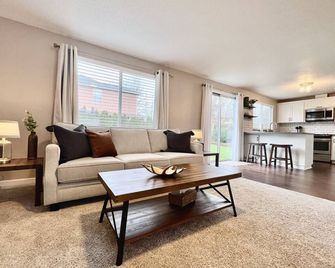 Convenient Beautiful 3BR Home in Beaverton! - Aloha - Living room