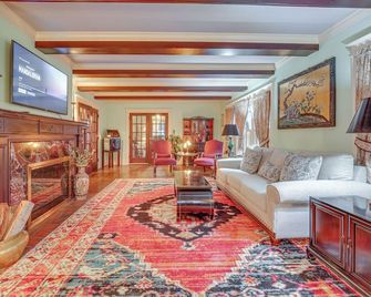 Spacious Jamestown Home Near Natl Comedy - Jamestown - Wohnzimmer